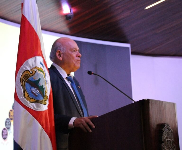 Un hombre con un traje de color rojo
El contenido generado por IA puede ser incorrecto.